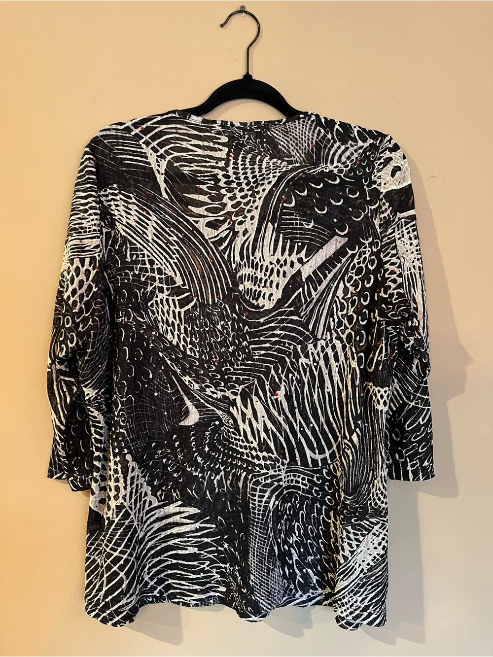 Amanda Matthew’s Black & White Printed Long Sleeve Scoop Neck Tee - Picture 3 of 4